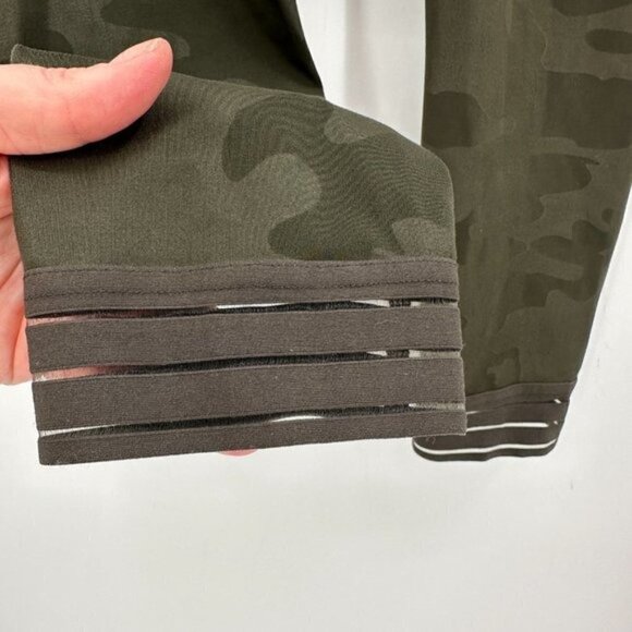 Sweaty Betty Green Camo 7/8 Mesh Hem Cropped Athletic Running Small Leggings - Picture 3 of 5
